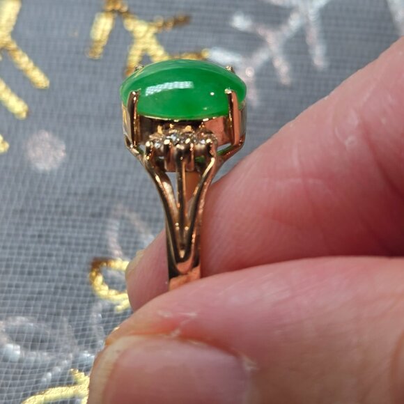 Dazzling Jade Ring with 8 Diamonds – 18K Gold, Size 5 - Picture 9 of 14